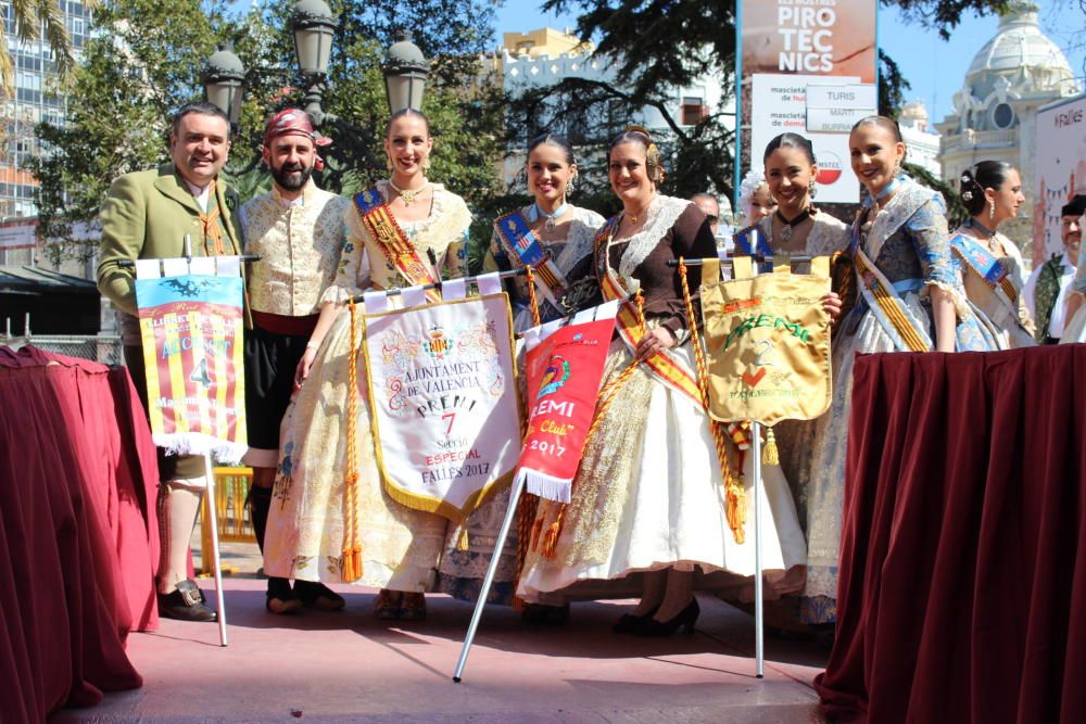 Recogida de premios de las comisiones falleras