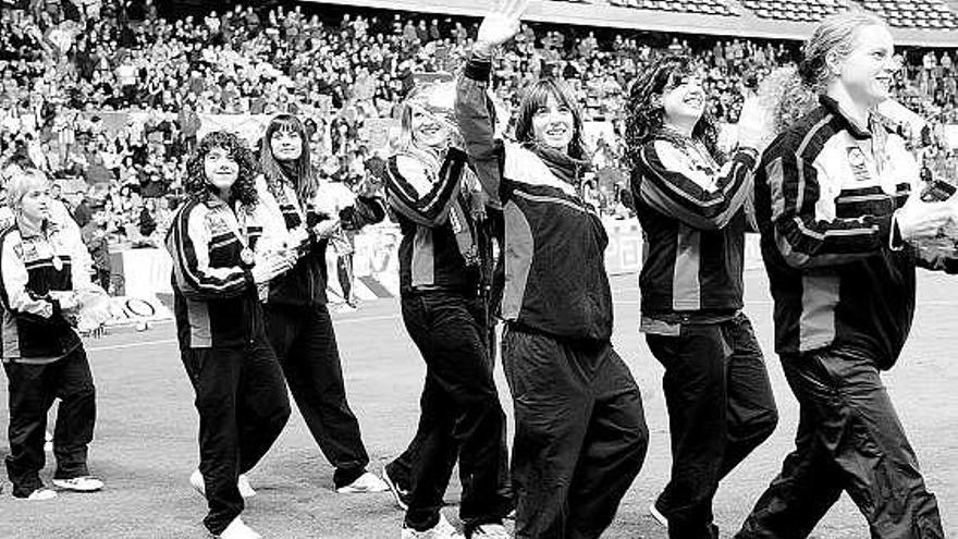 Las jugadoras del Biesca, campeonas de Europa de hockey sobre patines, saludan al público de El Molinón.