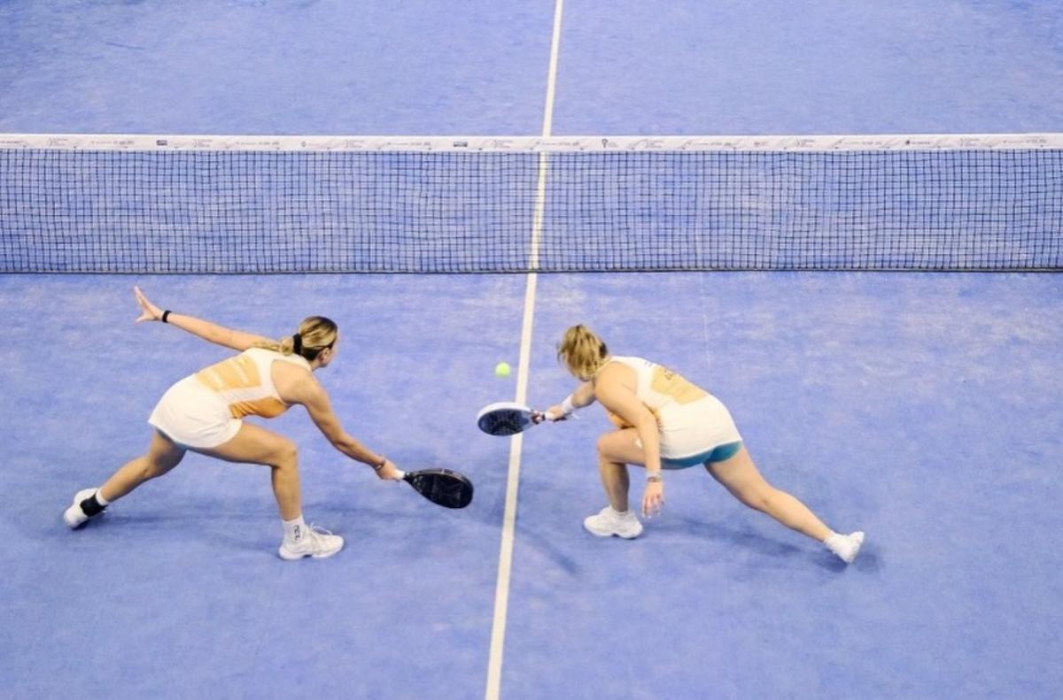 Victoria Iglesias y Zazu osoro durante la final en Kazajistán