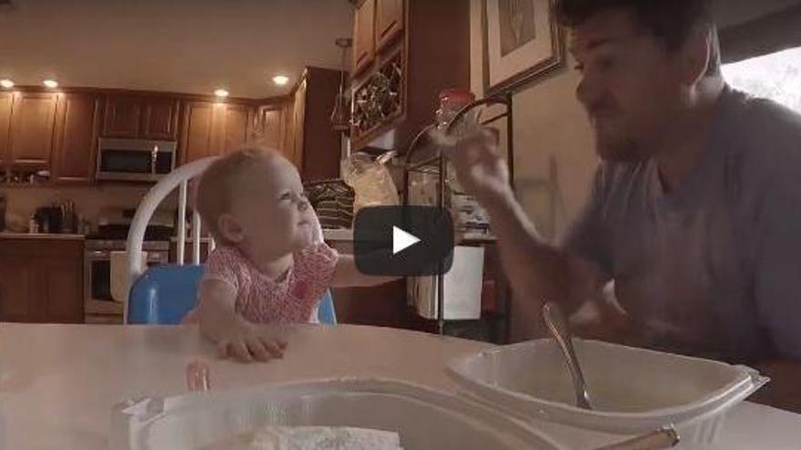 VÍDEO: l&#039;emotiva cançó d&#039;un pare sord a la seva filla també sorda