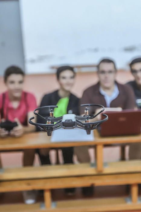 Taller de programación de drones en el IES El Palm