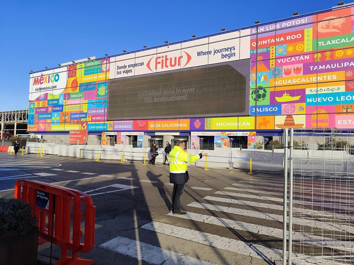 Entrada a Fitur, este martes, mientras se desarrollan delante las obras para el circuito de Fórmula 1 Madring.
