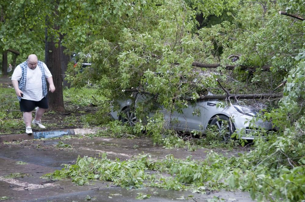 Un fuerte temporal de lluvia y vientos huracanados causó hoy la muerte de al menos once personas en Moscú, casi todos por caídas de árboles.
