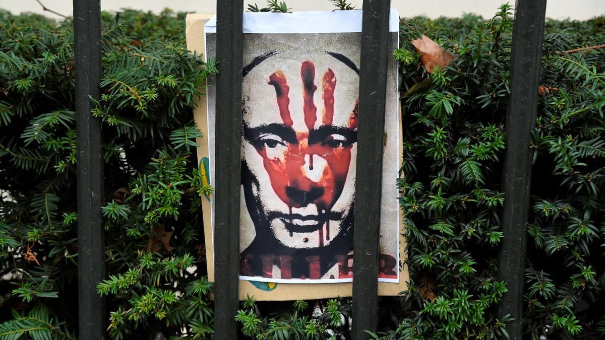 Un cartel en contra del presidente ruso, Vladimir Putin.