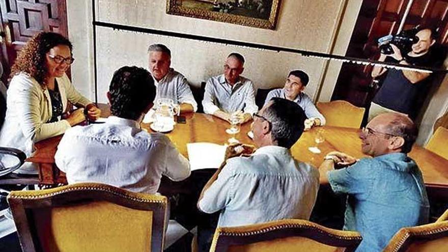 Catalina Cladera e Iván Sevillano, ayer, durante la reunión con la Federación Balear de Transportes que preside Rafael Roig.