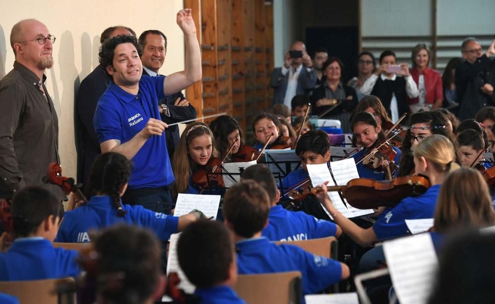 Gustavo Dudamel, con 200 niños músicos de A Coruña