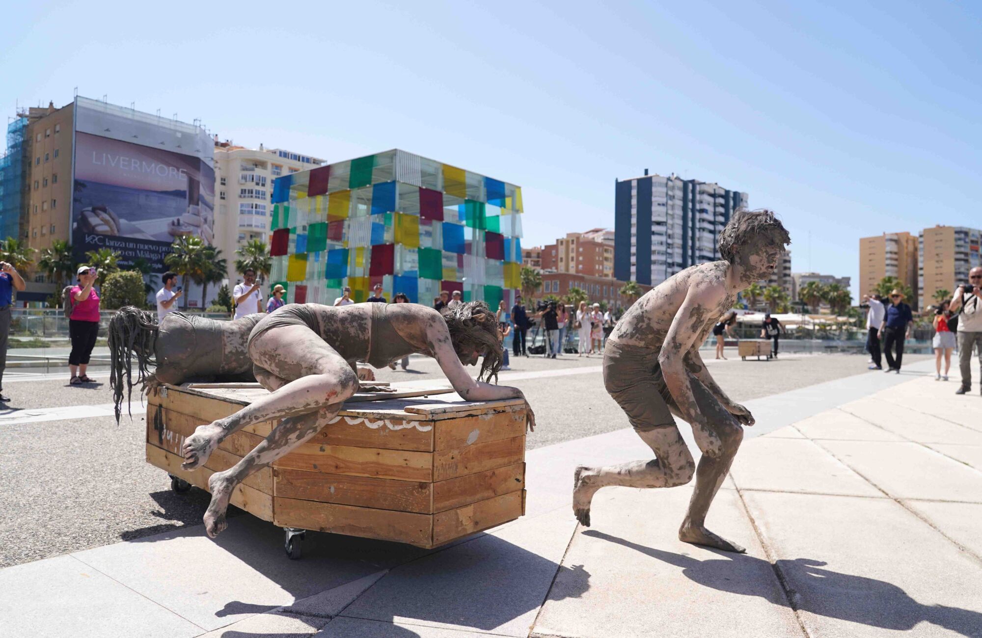 La compañía catalana está hasta este domingo en la capital con su obra ‘SONS: ser o no ser’, de la que este jueves representó un acto en el Muelle 1. 