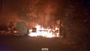 Imagen del incendio de este lunes por la noche en el Passeig de Sant Antoni de Tarragona.