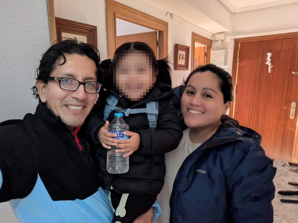 Joe y Saldy, vecinos de Castelló, junto a su hija, días antes del terrible accidente.