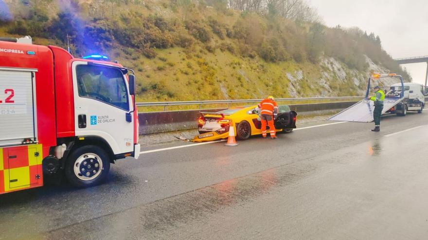 Accidente con dos heridos en la AP-53 y atropello sin daños en la calle Areal