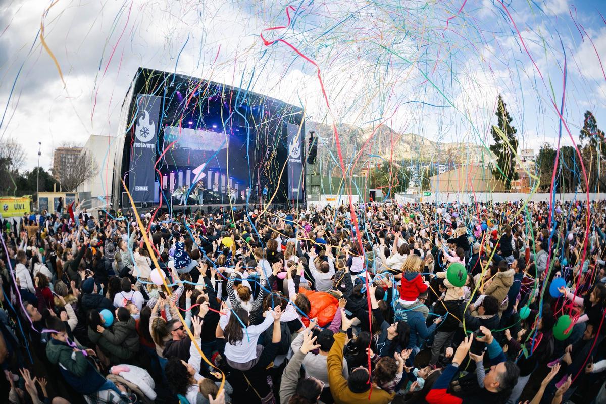 La Fúmiga ompli de famílies el Festivernet de Tavernes de la Valldigna La Fúmiga ompli de famílies el Festivernet de Tavernes de la Valldigna