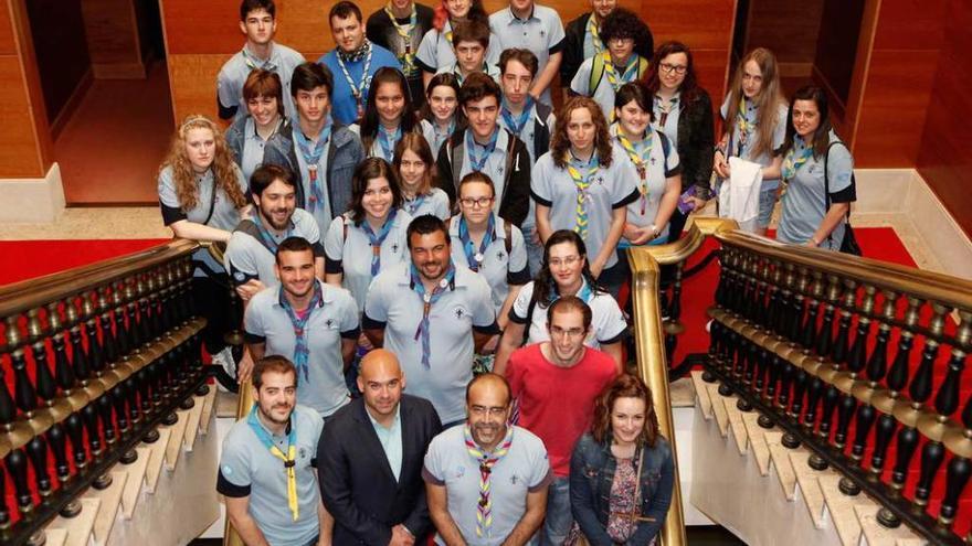 Representantes del movimiento Scout, ayer, en dependencias municipales. juan plaza