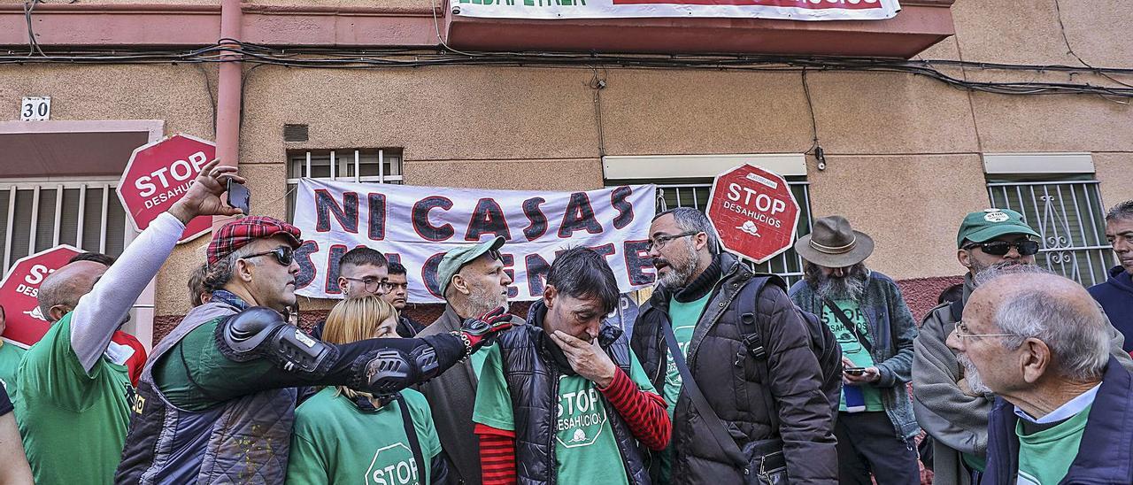 Actuación de la Plataforma de Afectados por la Hipoteca Elx-Crevillent durante un desahucio reciente en el barrio de Carrús. | ANTONIO AMORÓS