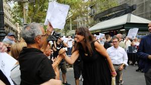 5o aniversario del atentado del 17de agosto,  la Presidenta del Parlament Laura Borràs saluda a los manifestantes que reclaman la verdad