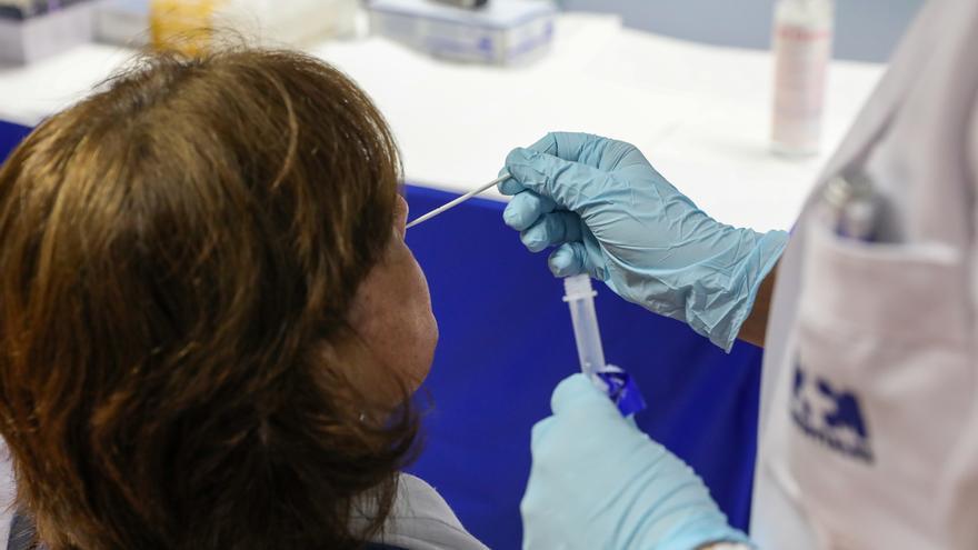 Un sanitario realiza un test de antígenos a una mujer