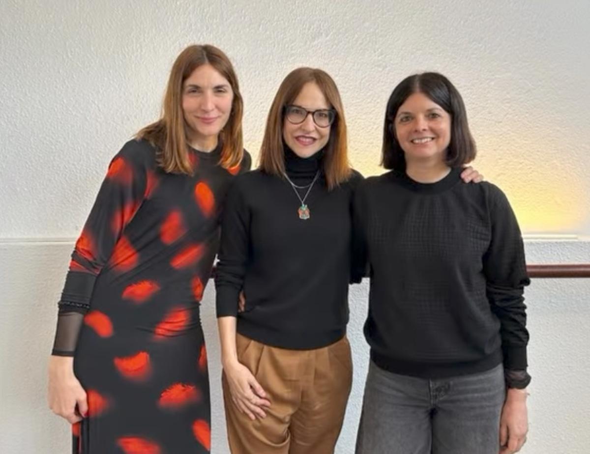 Paula Ortiz, en el centro, con las directoras de 'Las hijas de Bernarda'.