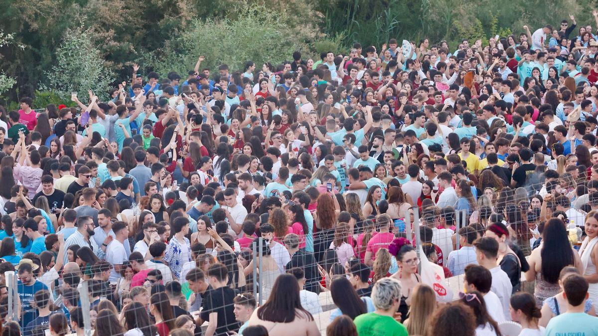 Feria de Nuestra Señora de la Salud 2025 Córdoba. Botellon en el balcon del guadalquivir