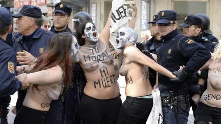 Activistas de Femen han irrumpido en la marcha.