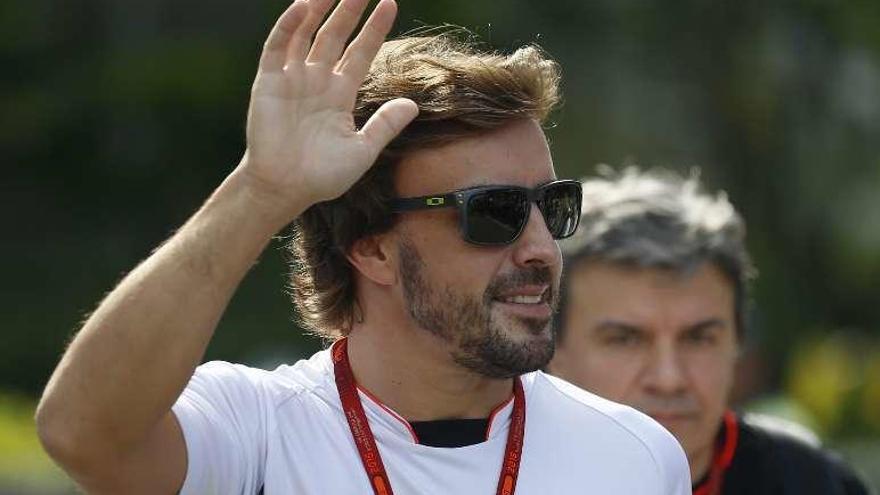 Fernando Alonso saluda a la afición en el circuito de Singapur.