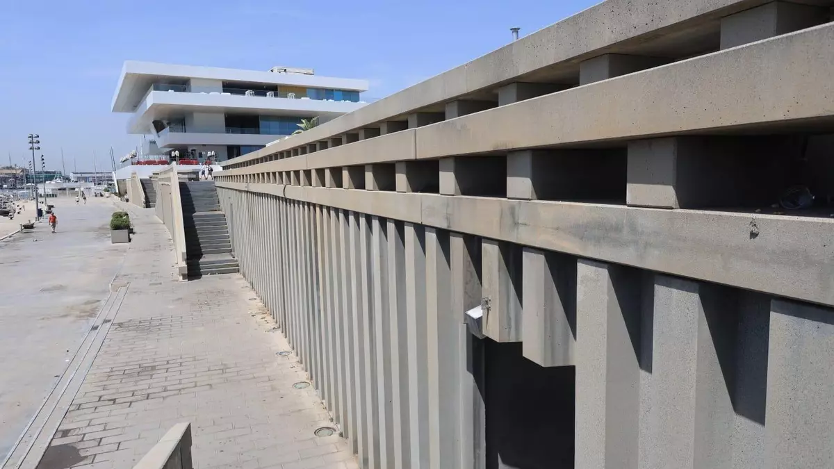 Herido un joven al caer desde un muro en la Marina de València en el que ya falleció un menor