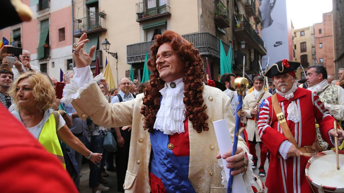 Felipe V, Toni Albà, camino de Pla de Palau para hacer el pregón alternativo.