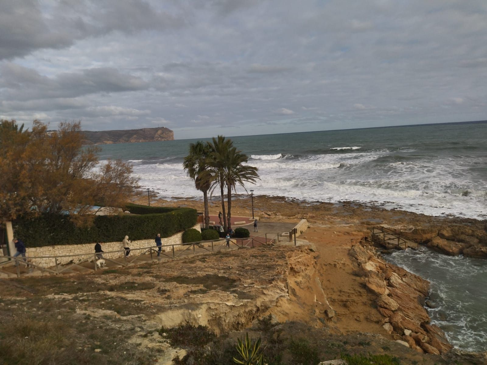 Vista de cómo las olas llegan con una fuerza extraordinaria en Xàbia.