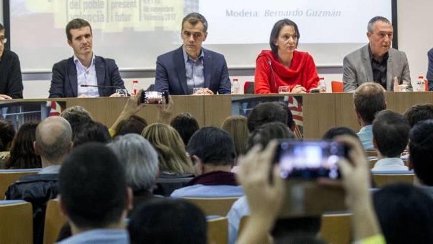 Patxi López (PSOE), Pablo Casado (PP), Toni Cantó (Cs), Carolina Bescansa (Podemos) y Joan Baldoví (Compromís), ayer en la Universitat, con el moderador Bernardo Guzmán.