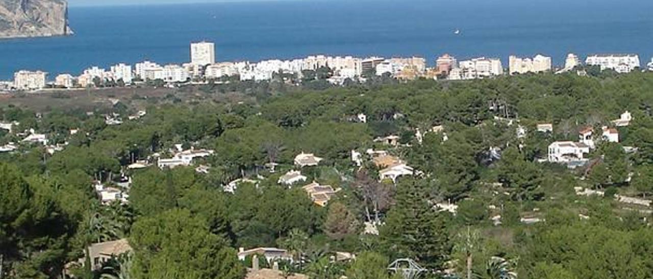 En la costa de las Marinas Alta y Baixa existen cientos de viviendas unifamilares, bien diseminadas o en urbanizaciones que ocupan terrenos forestales y, por tanto, zonas de riesgo.