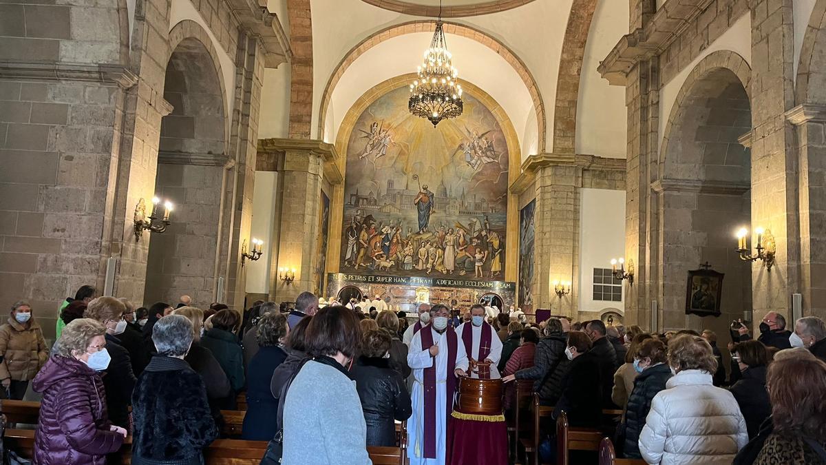 Emocionado funeral en Pola de Siero por el cura "Tito"