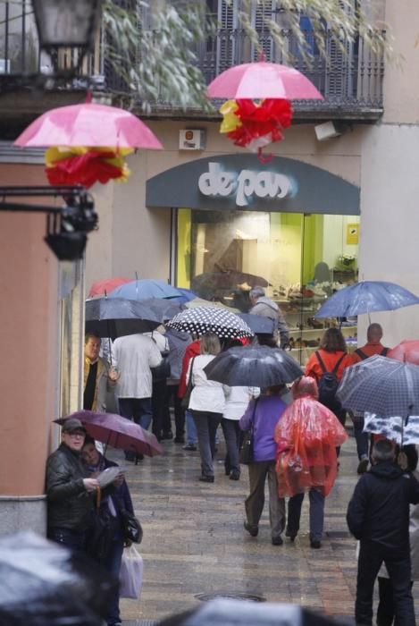 Dilluns de «Temps de Flors» sota la pluja