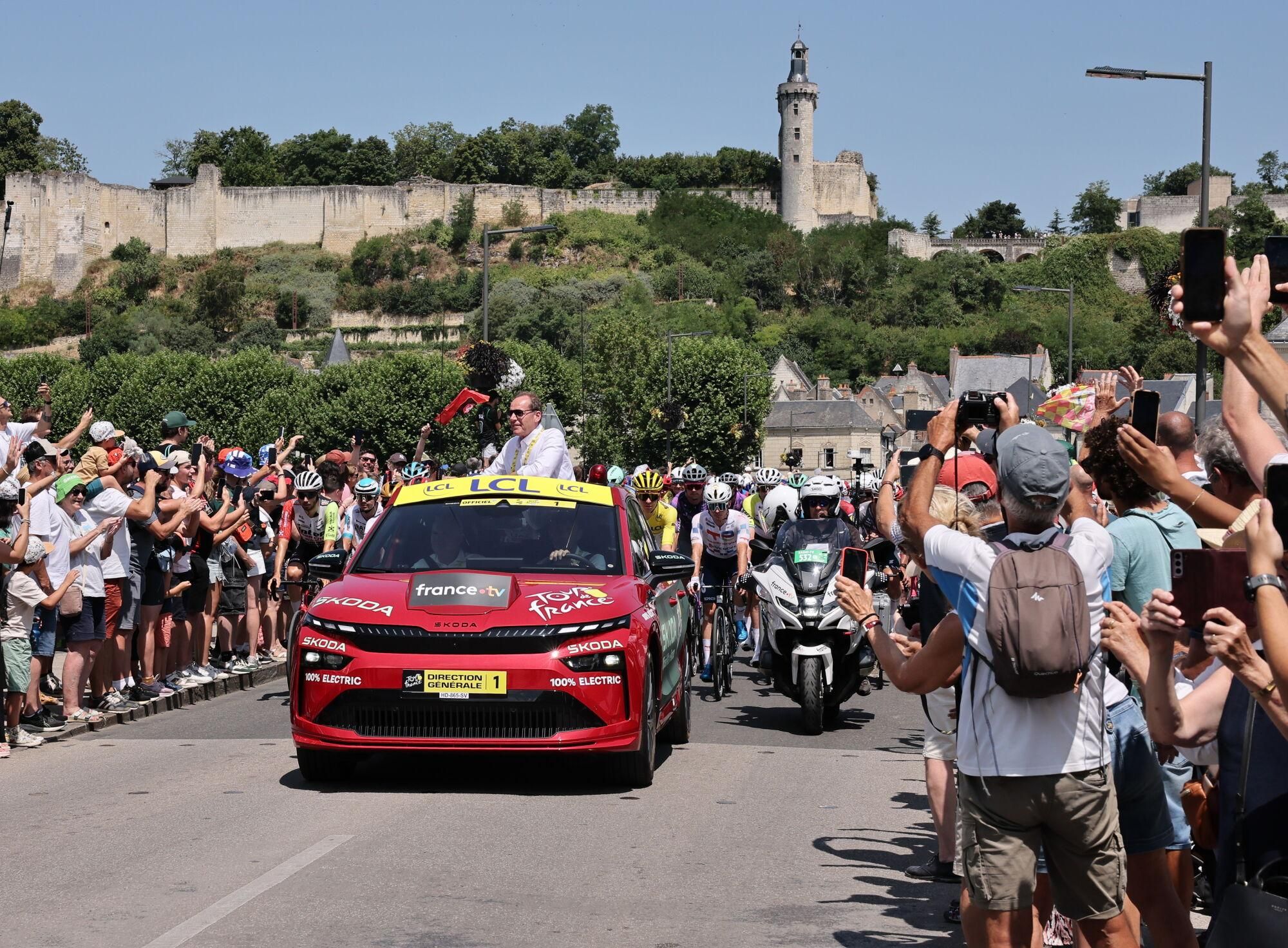 CHINON (France), 13/07/2025.- Crowds cheer on the starting peloton during the 9th stage of the Tour de France cycling race over 174.1km from Chinon to Chateauroux, France, 13 July 2025. (Ciclismo, Francia) EFE/EPA/CHRISTOPHE PETIT TESSON