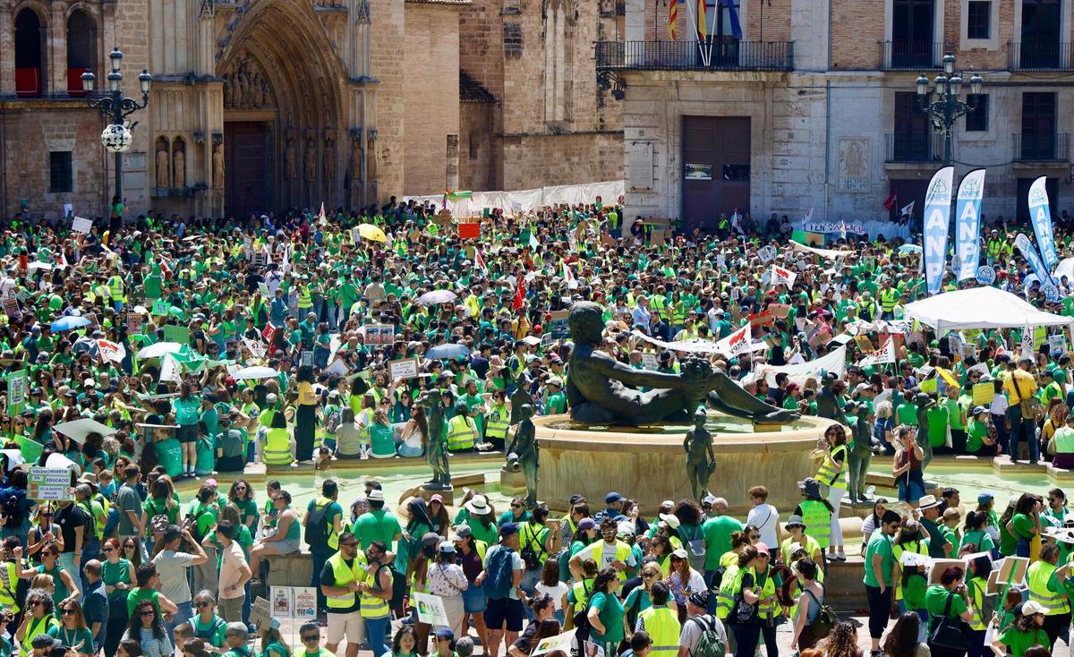 Así ha sido la marcha "histórica" de los profesores en València el día de la huelga