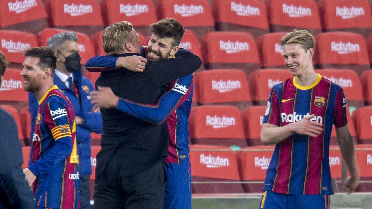 Koeman se abraza con Piqué tras remontar al Sevilla y pasar a la final de la Copa.