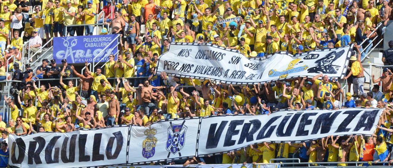 Imagen del sector de animación de la UD Las Palmas, en el sector de Herradura del estadio del Heliodoro Rodríguez López, el pasado 28 de septiembre de 2014.  | | LOF