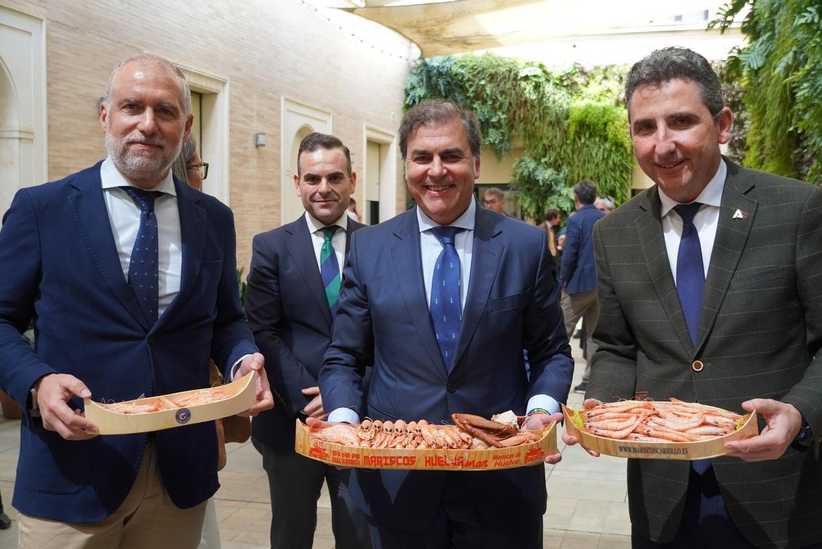 El alcalde la Punta Umbría (c) en la presentación de la Feria Nacional de la Gamba, la Chirla y el  Boquerón.