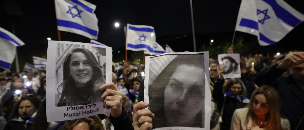 Manifestantes exhiben banderas israelís y fotos de las víctimas del ataque de Hamás