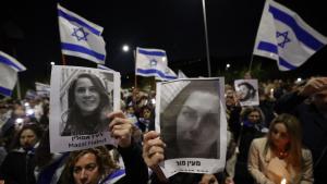 Manifestantes exhiben banderas israelís y fotos de las víctimas del ataque de Hamás