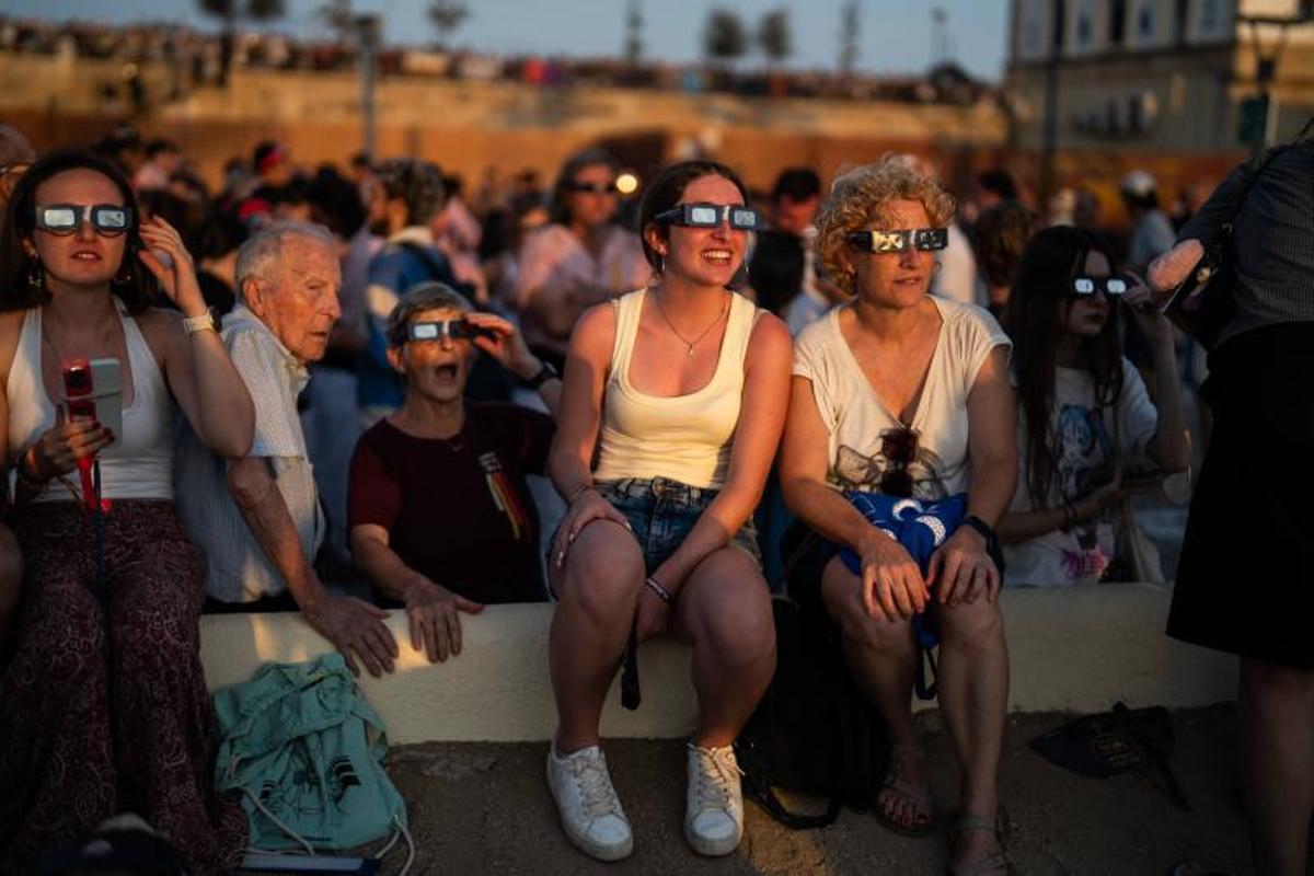 Imagenes desde el El Port Marina Tarraco, durante  el eclipse total de Sol