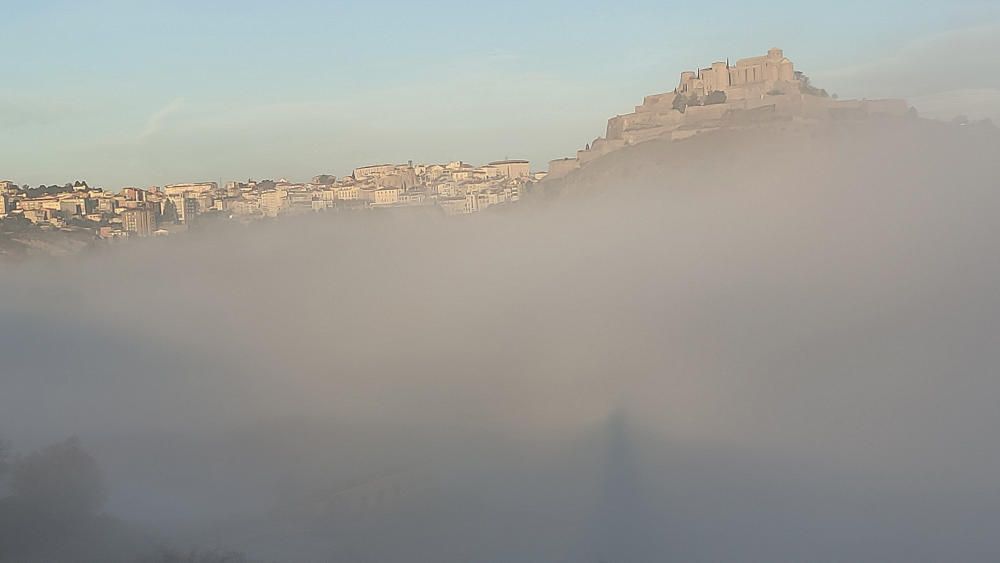 Un dèbil espectre de Brocken a la boira de la vall, a Cardona.