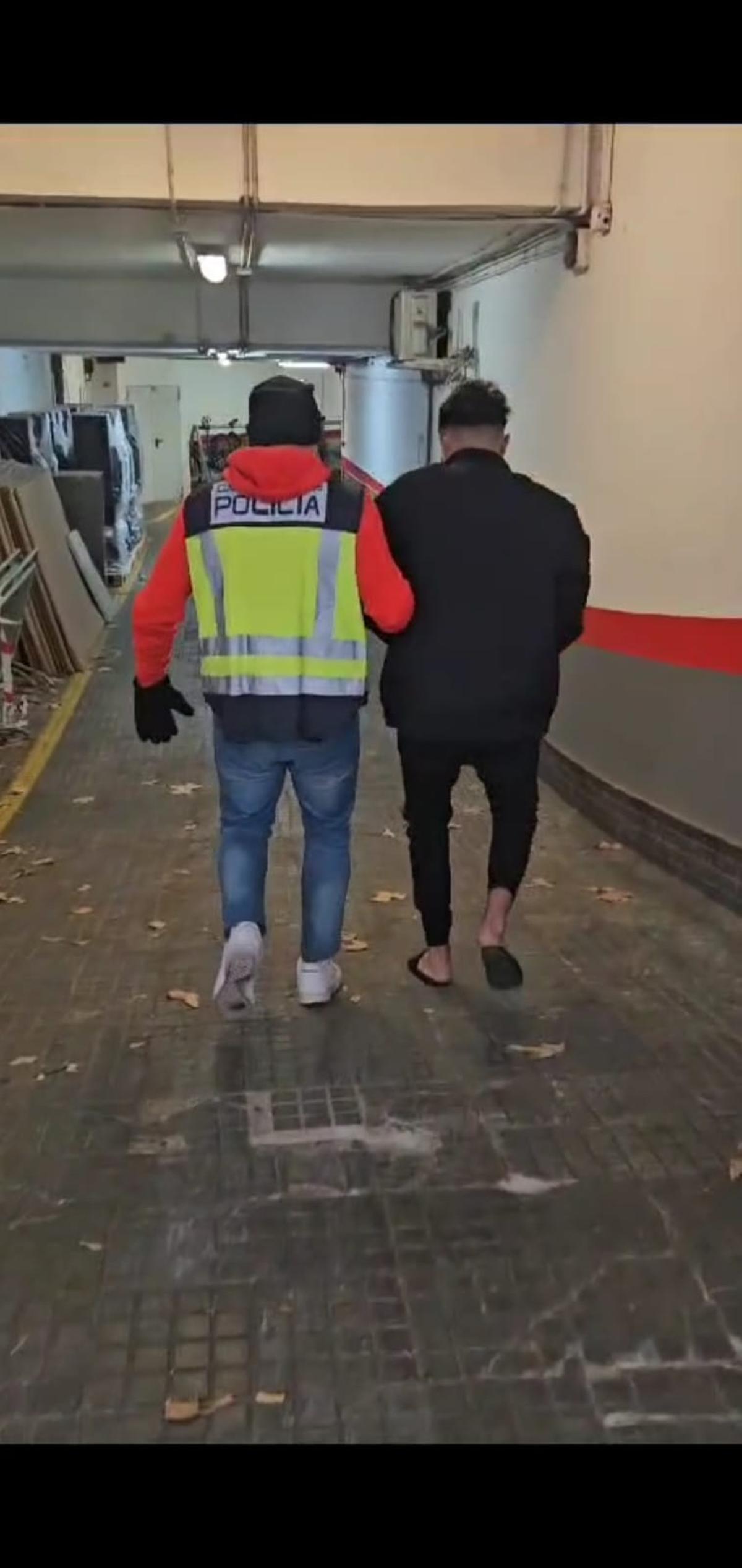 Uno de los jóvenes sospechosos, tras ser detenido en diciembre de 2024.