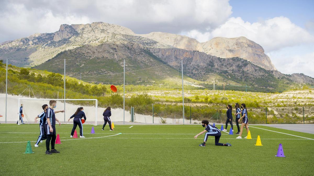 El centro dispone de un campo de césped artificial, pistas multideportes y un pabellón cubierto dedicado a actividades artísticas y deportivas.