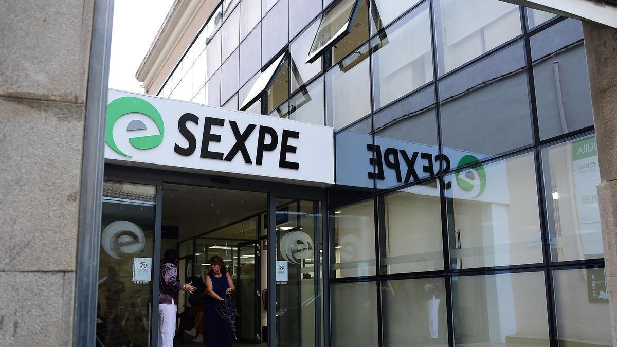 Exterior de una oficina del Sexpe en Extremadura.