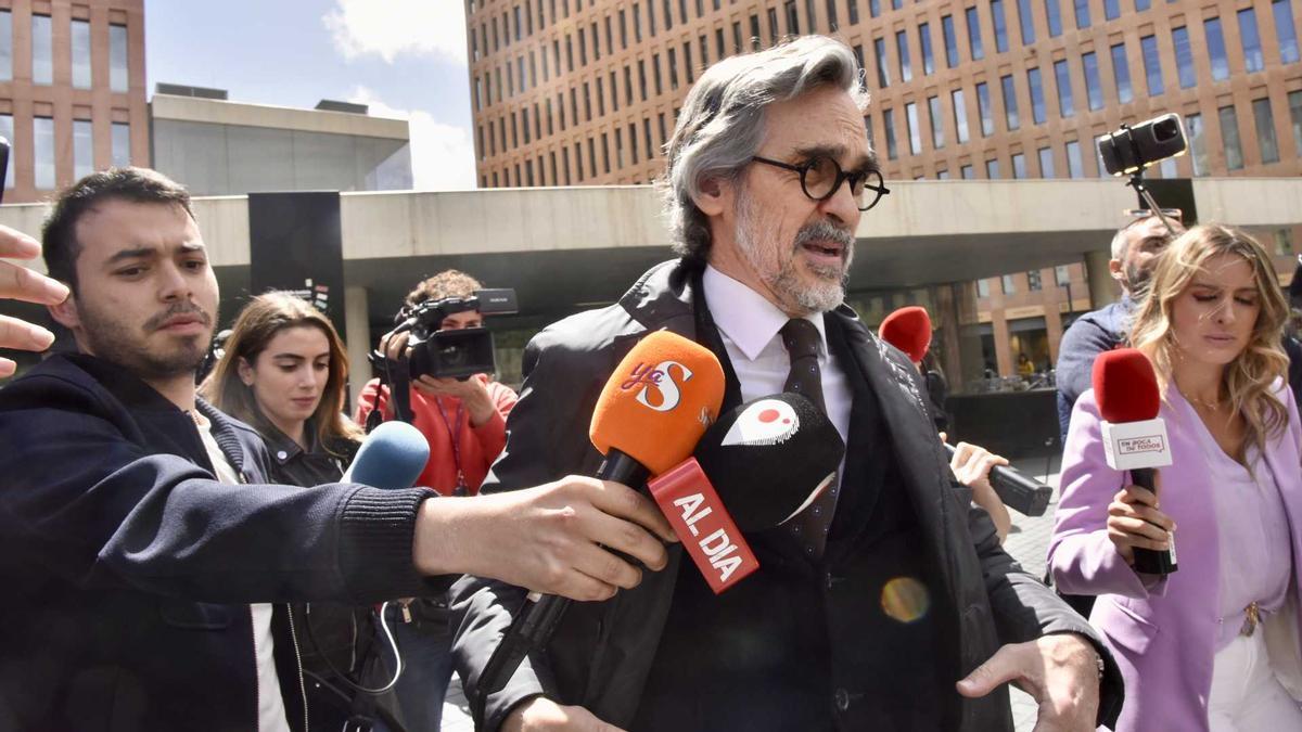 Cristóbal Martell, advocat de Dani Alves, a la sortida de la Ciutat de la Justícia.