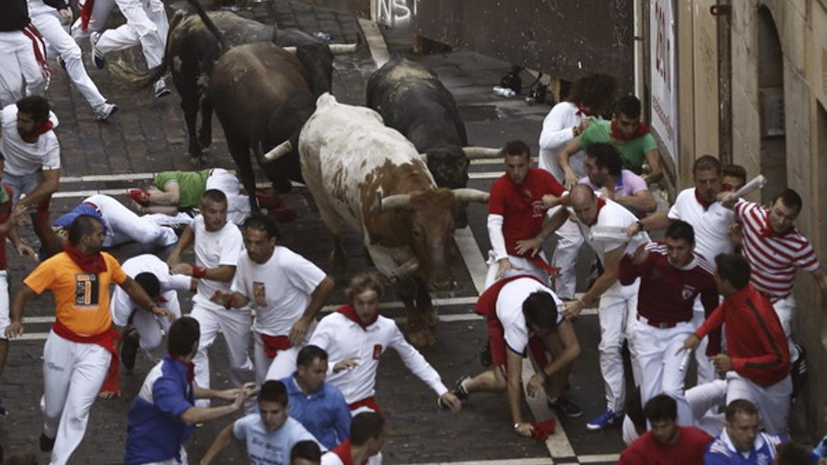 Una manada de toros divida en dos grupos ha propiciado esta mañana un vistoso sexto encierro de San Fermín, en Pamplona