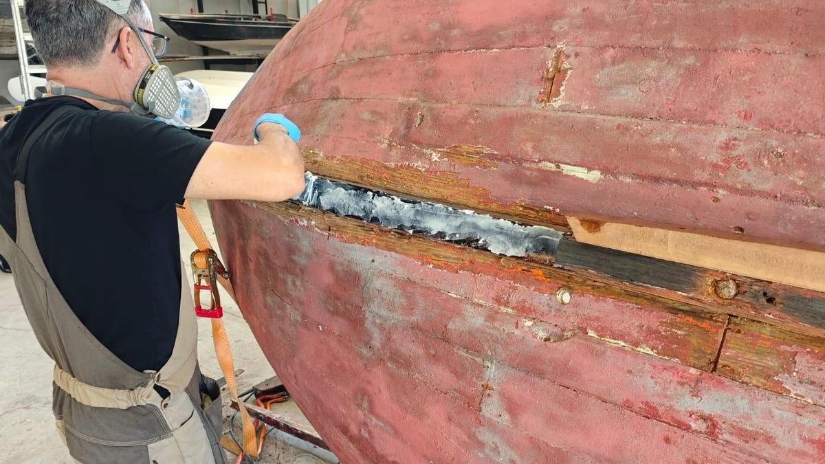 Un alumno del curso de carpintería de ribeira.