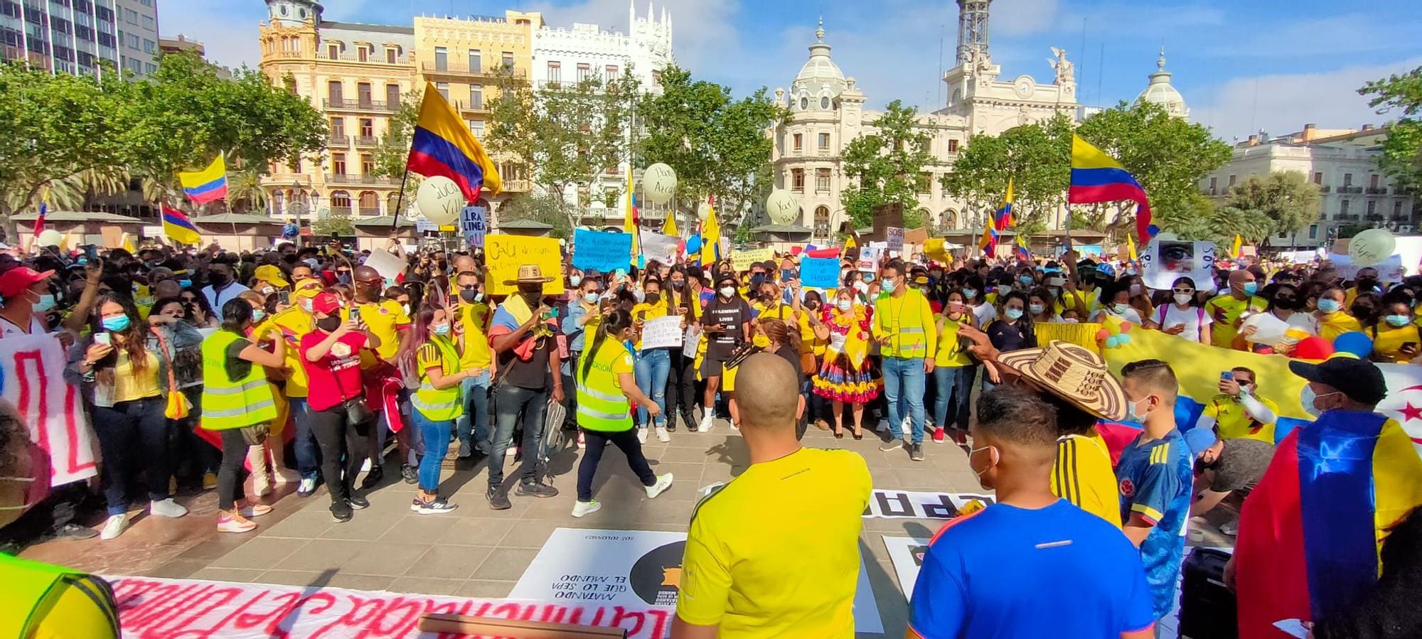 Decenas de colombianos se concentran en València en contra del gobierno de su país