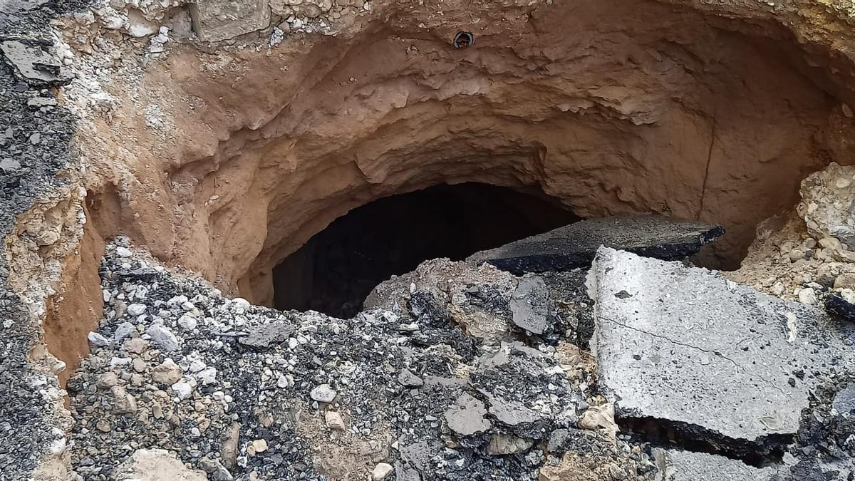 La &quot;boca&quot; por la que los técnicos han podido acceder al interior del túnel subterráneo.