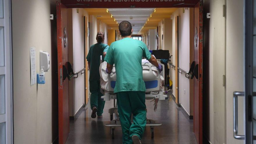 Personal sanitario accede con una camilla a la Unidad de Lesionados Medulares del Chuac. | | C. PARDELLAS