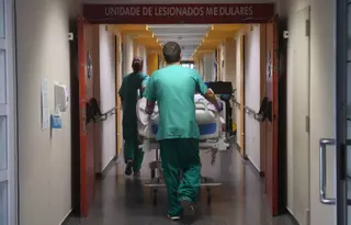 La Unidad de Lesionados Medulares de A Coruña contiene el aliento en verano: "Esta época es terrible"