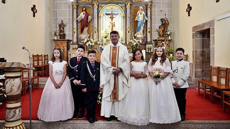 Los seis niños que hicieron ayer en Silleda la Primera Comunión posan junto al altar mayor con el cura párroco de la localidad José Pérez Barreiro.